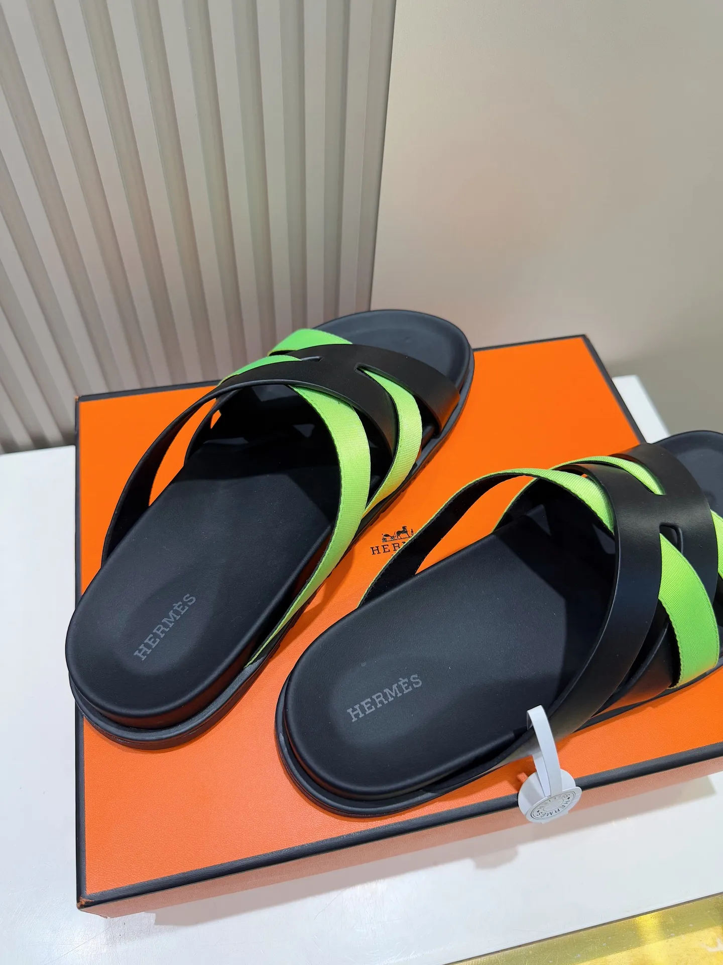 p300💰Men's Shoes Hermes Men's Kazimir Slippers - Top quality woven calfskin functional sandals with an intertwined upper inspired by the "H" iconic pattern to create a casual look, perfect for summer. Imported cowhide + cowhide lining + rubber outsole Size: 39-44 (customized at 38.45.46)